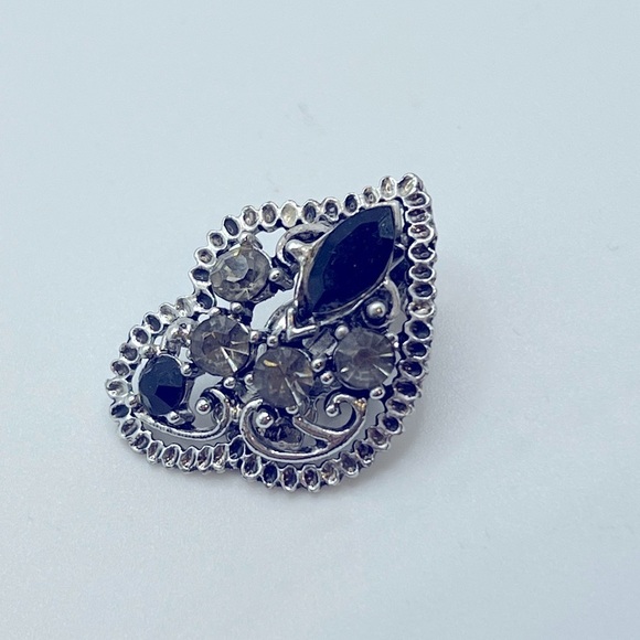 VINTAGE Faux Onyx and‎ Rhinestone Filigree Clip Earrings - Picture 5 of 9